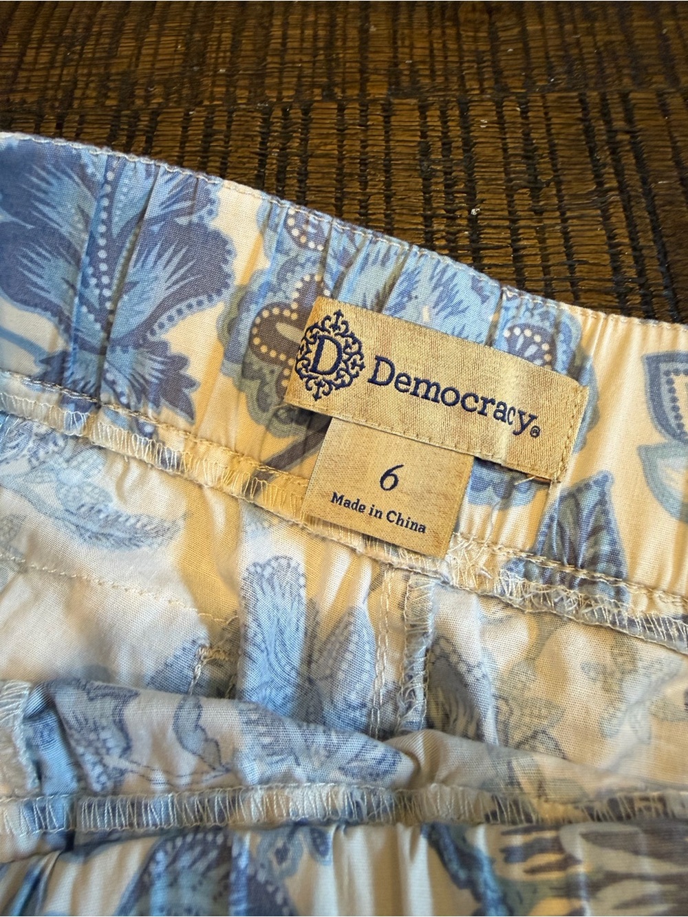 Democracy Off-White with Blue Floral Lightweight Cargo Style Capri Pants, Sz 6 - Picture 4 of 7